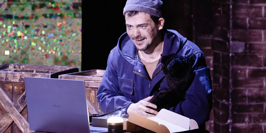 16 сентября, в 19.00, на Малой сцене НЭТ покажет спектакль «333» (12+) в постановке Дмитрия Макарова