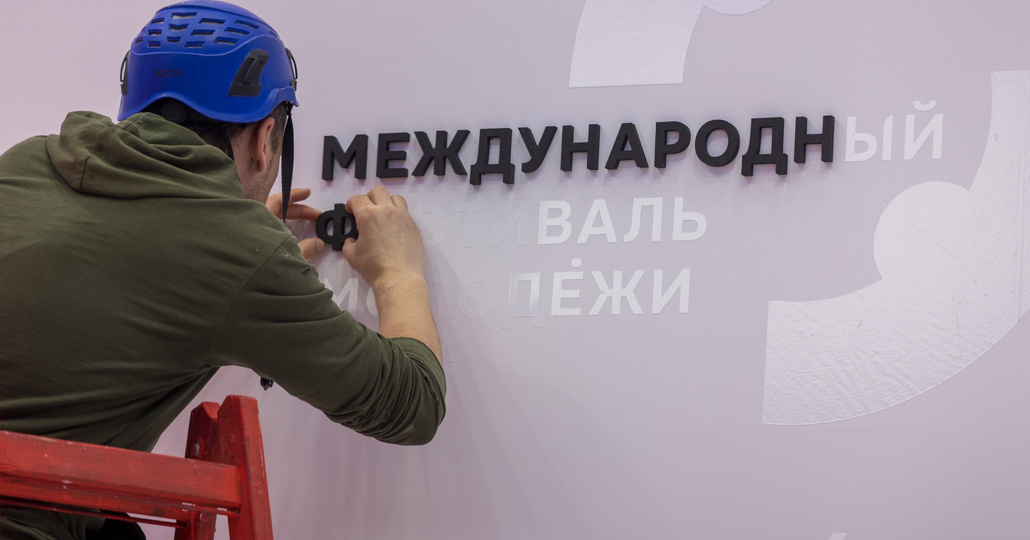 Студентам привезли зайца с протезом, матрешку и голову Пушкина. Обзор стендов перед Фестивалем молодежи