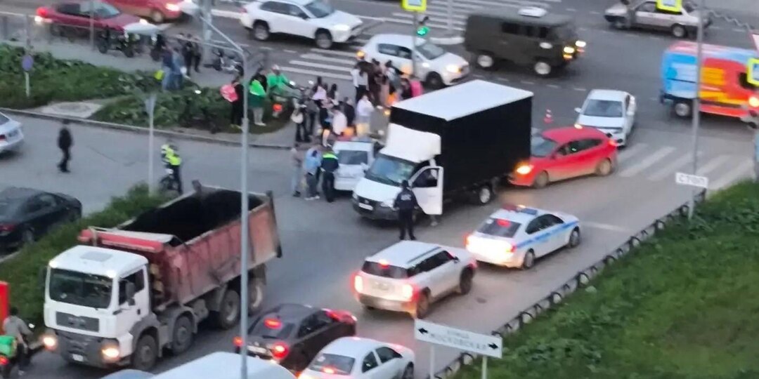 Старушка на электросамокате погибла под колёсами грузовика в Екатеринбурге