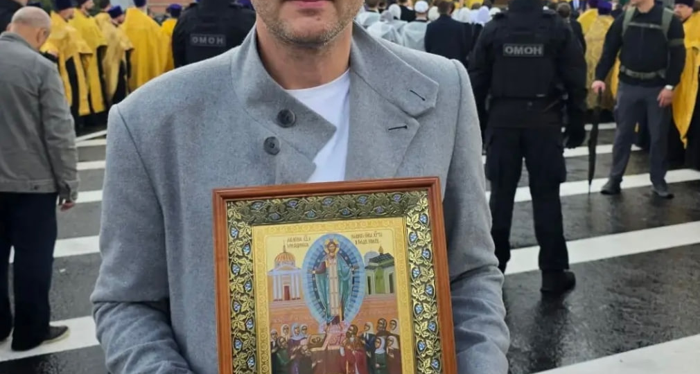 Борис Корчевников пронес икону Явления Господа Иисуса Христа в Элисте в Общемосковском крестном ходе