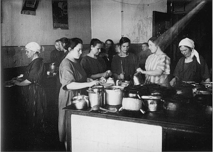 «Коммуналка»: как в СССР жили в одной квартире по десять человек и почему это было не только адом, но и спасением
