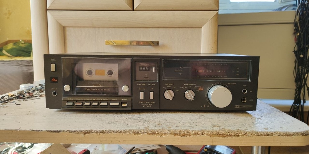 Technics RS-M240X.Технарь из начала восьмидесятых, дизайн в стиле хай-тек, на тот момент футуристическая внешность, люминесцентный