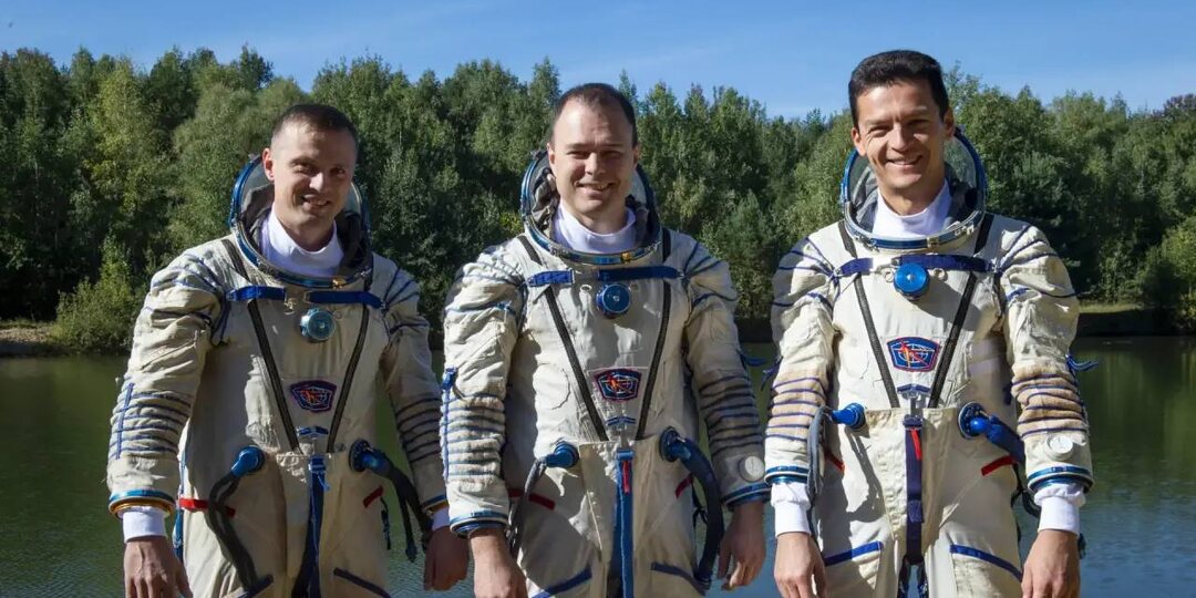 Космонавты Роскосмоса Дмитрий Петелин и Константин Борисов, а также кандидат в космонавты Александр Жеребцов получили пятёрку на водных