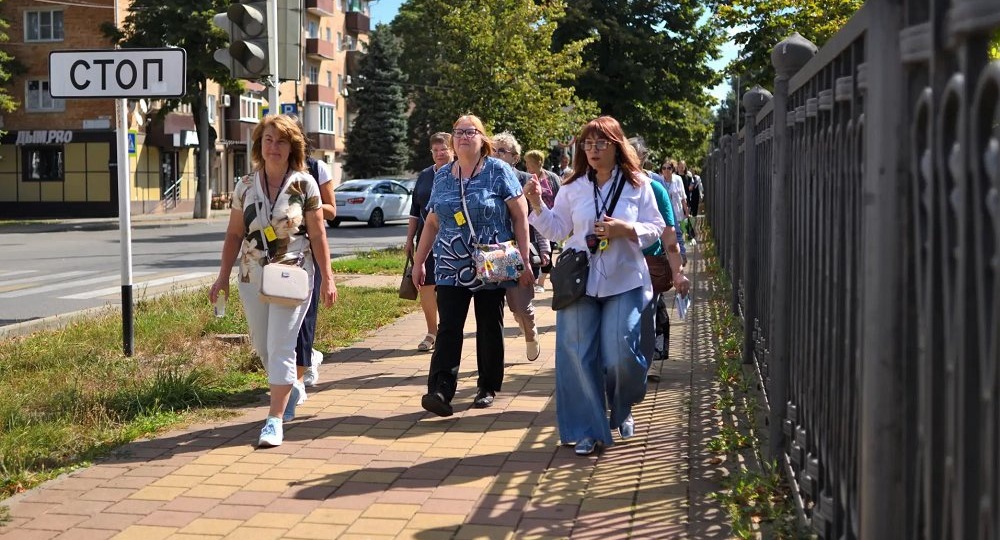 В Майкопе для граждан старшего поколения провели экскурсию по городу