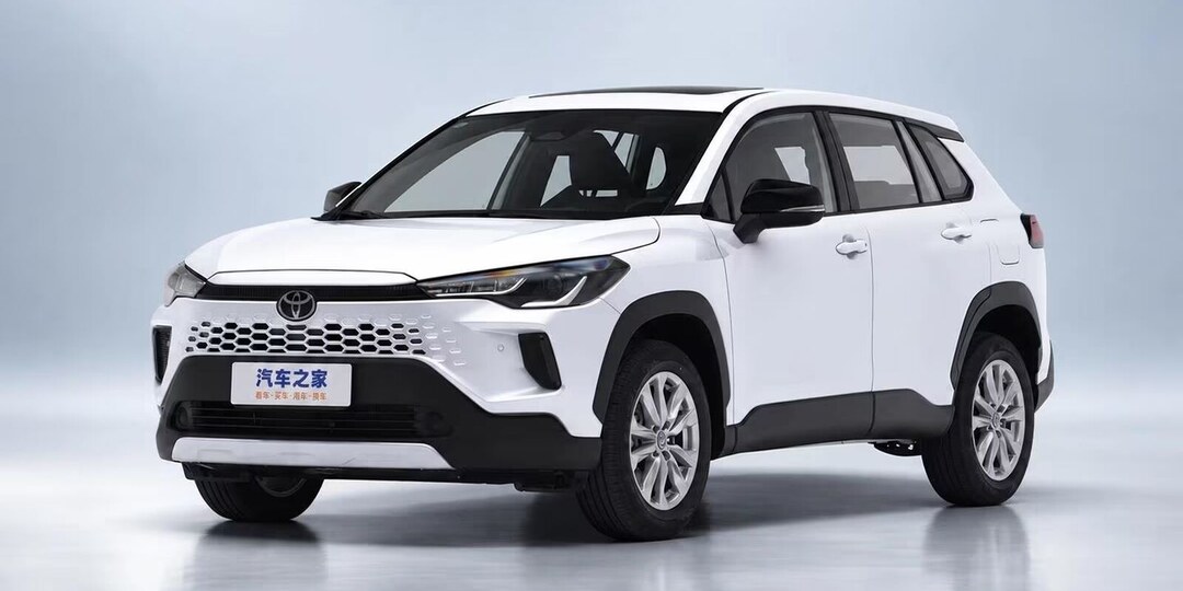 У российских дилеров появились гибридные Toyota Corolla Cross: 196 л.с. и 3,9 млн рублей