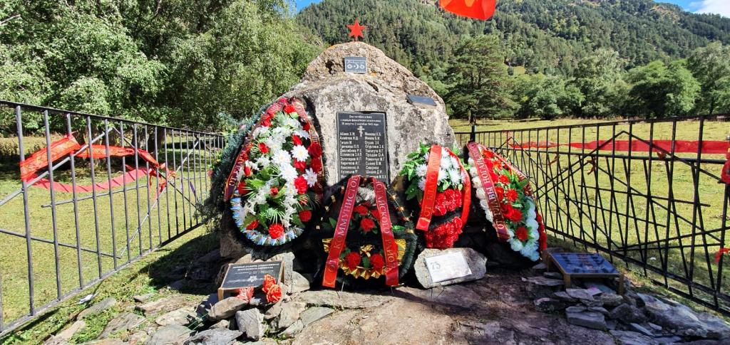 На этом месте погибли юная 13-летняя партизанка, разведчица, пионерка Крымхан Мижева и ее отец, командир партизанского отряда коммунист Баубек Мижев.