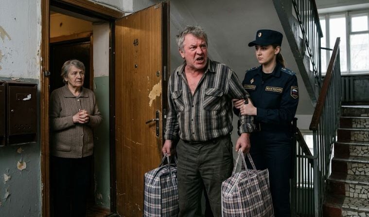Ты еще приползешь на коленях просить прощения, — кричал муж, когда судебные приставы выводили его из моей квартиры