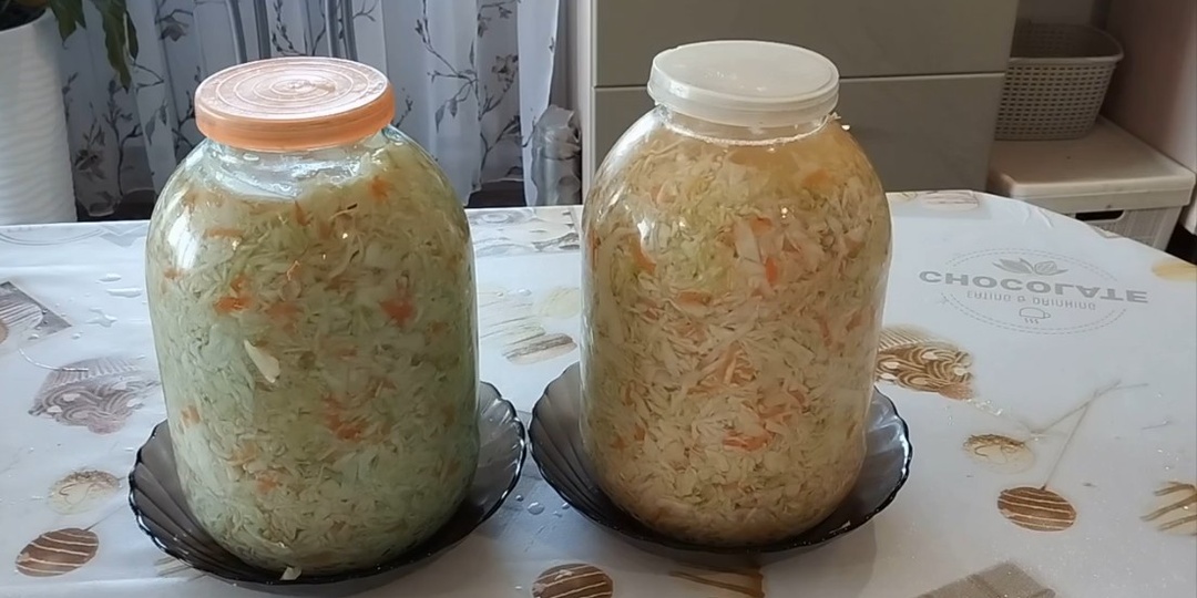Квашеная капуста на зиму в банках для длительного хранения хрустящая: рецепт в домашних условиях.