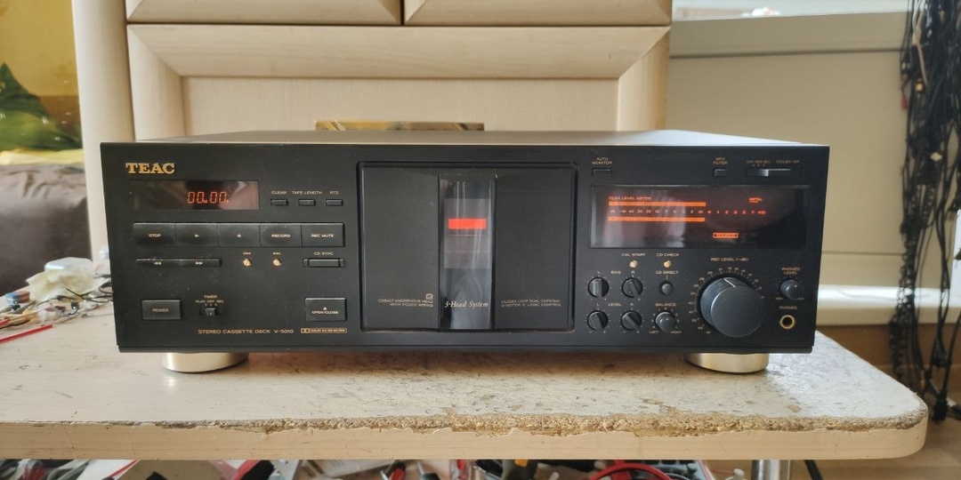 Teac V-5010.Тиэк или тик по народному, хотя тик бывает только нервный, а тиэк это правильное произношение названия бренда, но суть не в
