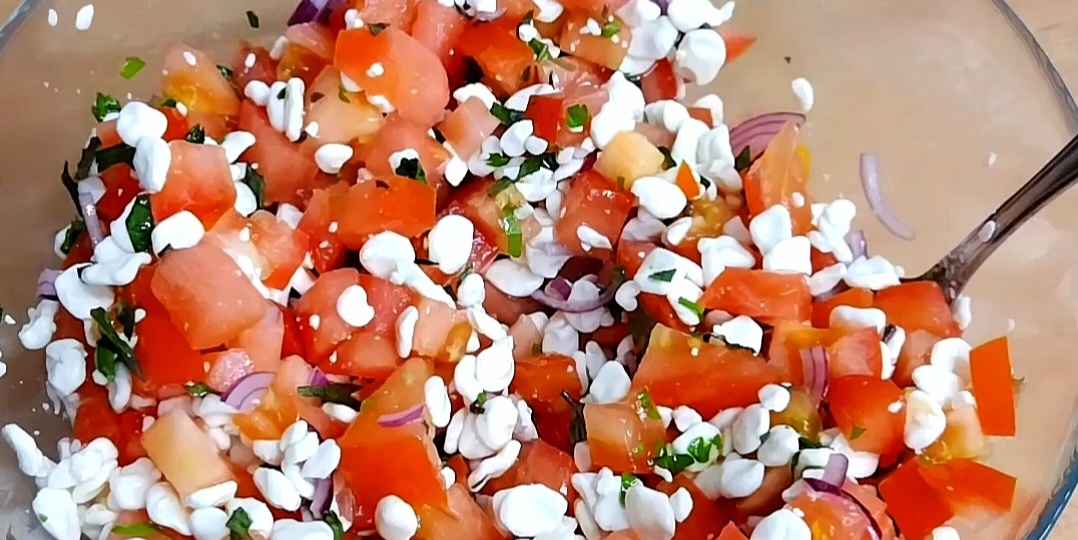 Мой любимый лёгкий салат с помидорами и зернёным творогом — вкусно, полезно и по-летнему свежо