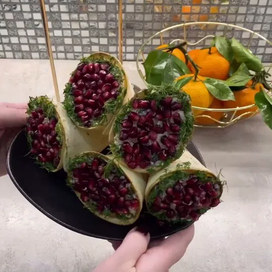 Кулёчки из лаваша с курицей и гранатом