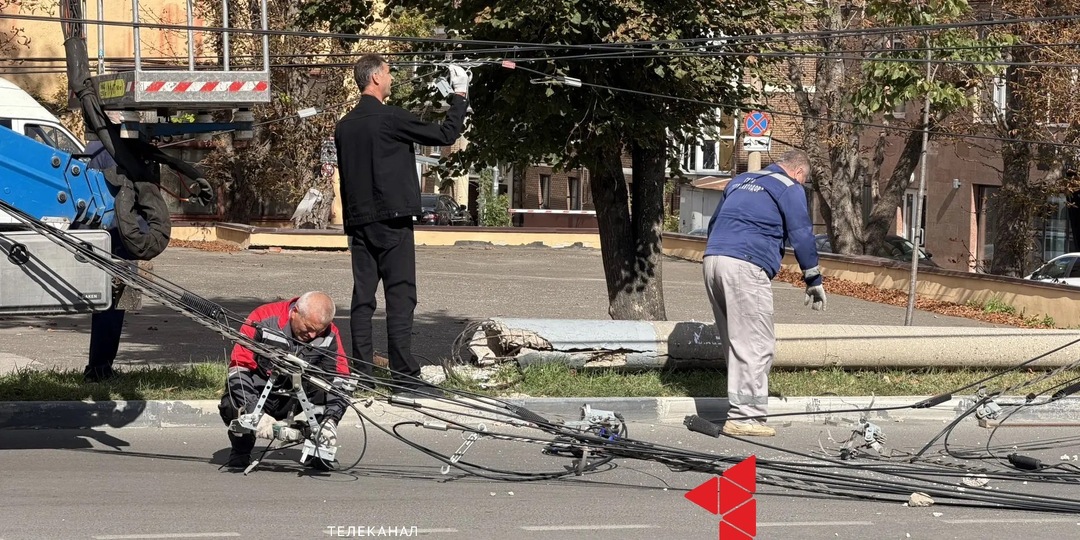 Из-за ДТП на Демонстрации повалило столб и потащило за собой линии электропередачи
