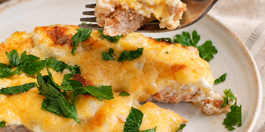 Быстрый ужин: заливаю горбушу сливками с сыром и запекаю. Нежная, сочная, вкусна даже холодной