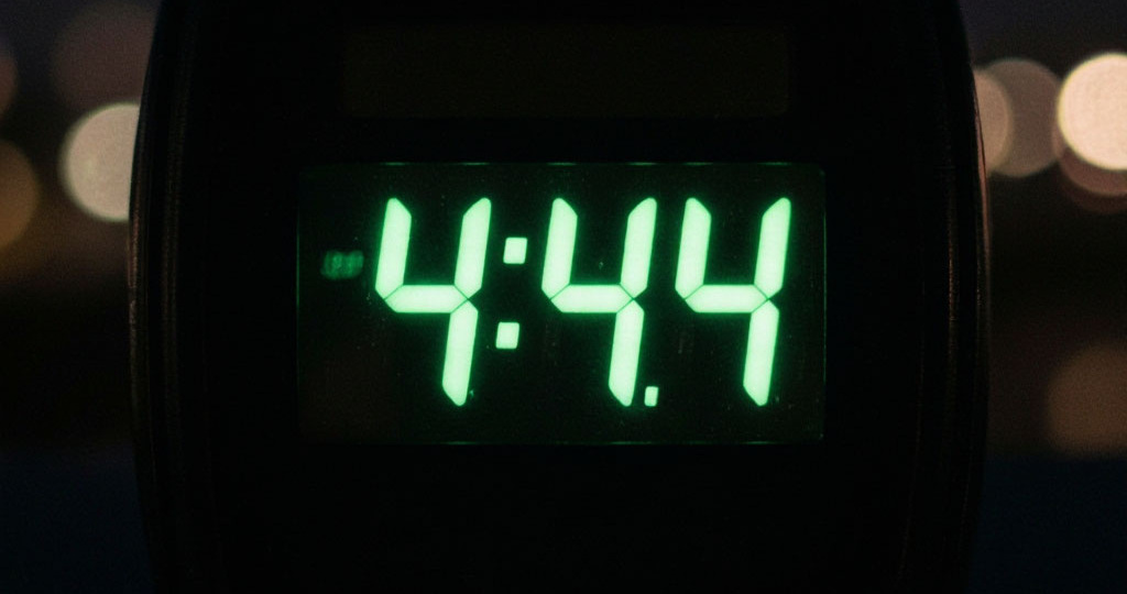 «4:44 на часах: Вселенная шлёт мне знаки, а я шлю ей пирог»
