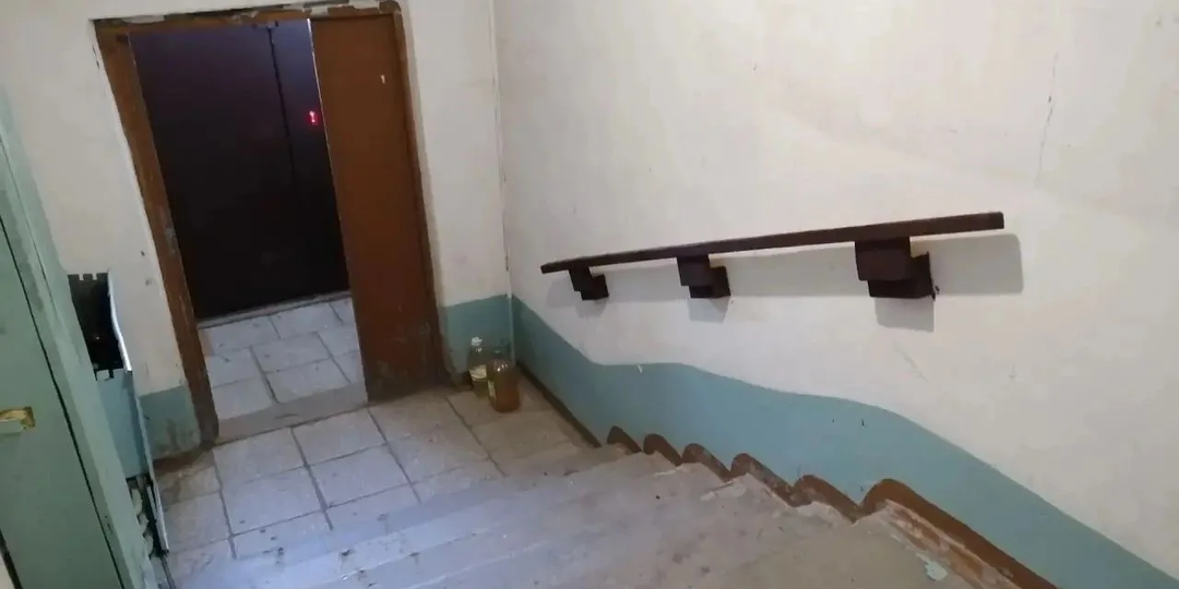 Жительница дома в Каслях добилась установки перил в подъезде через прокуратуру