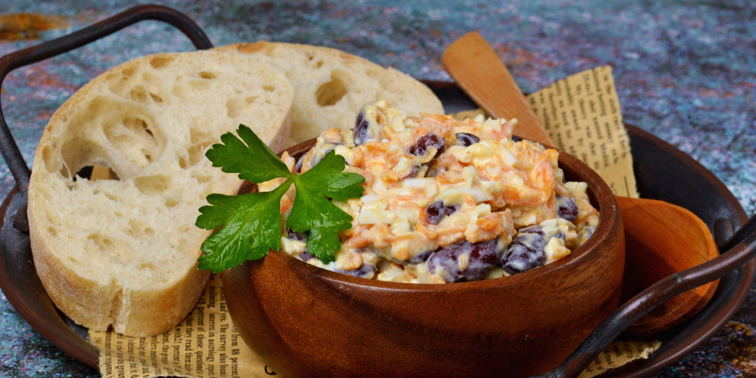 Нежный, сытный и с чесночком – салат оказался вкуснее, чем ожидала