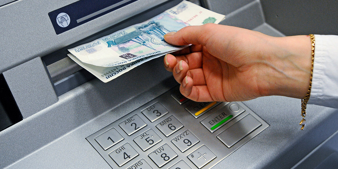 С 1 октября в банкоматах появятся «двойная» комиссия и три уровня лимитов по внесению денег, разбираемся
