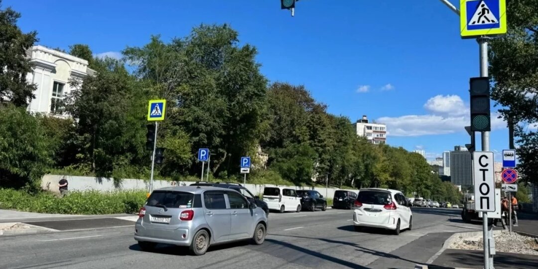 Новый светофор запустили у госпиталя ТОФ на Ивановской во Владивостоке