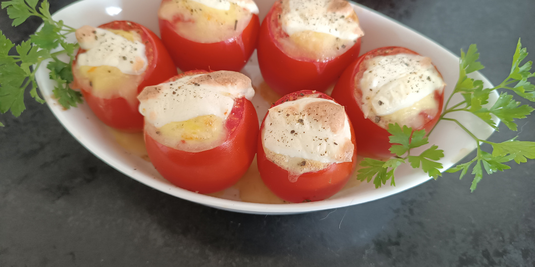 Помидоры, запеченные с яйцом и сыром