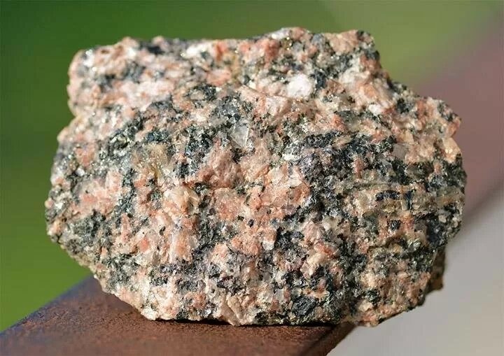 Камни/минералы/горные породы/геологические образцы и собакиты. Какая между ними принципиальная разница?