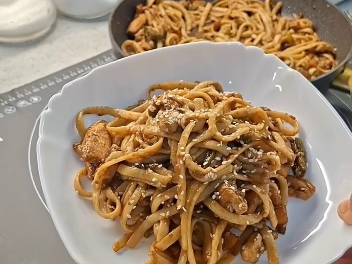 Лапша по-азиатски с курицей и овощами