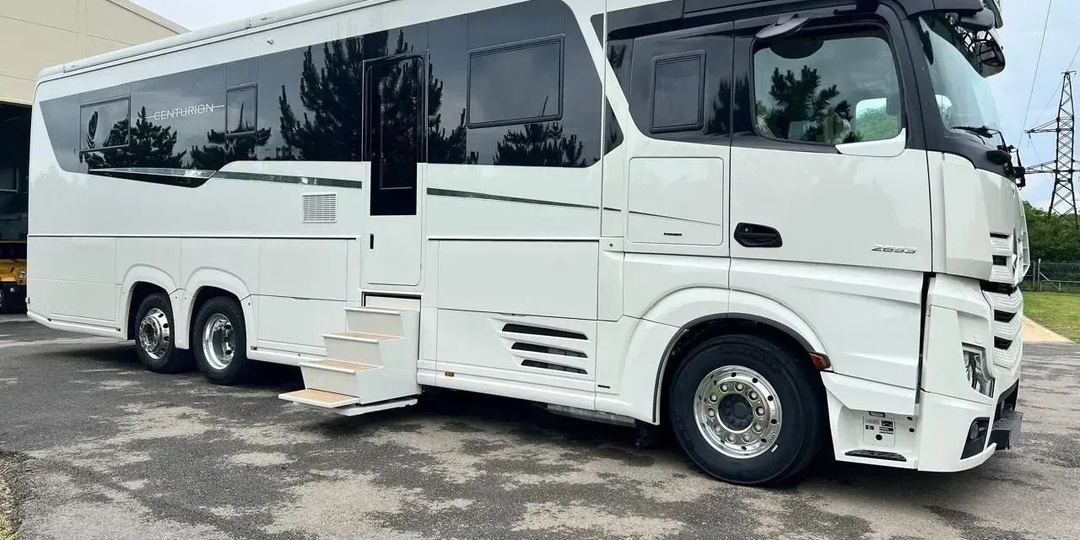 Тяжелый Actros с квартирой внутри продают больше года