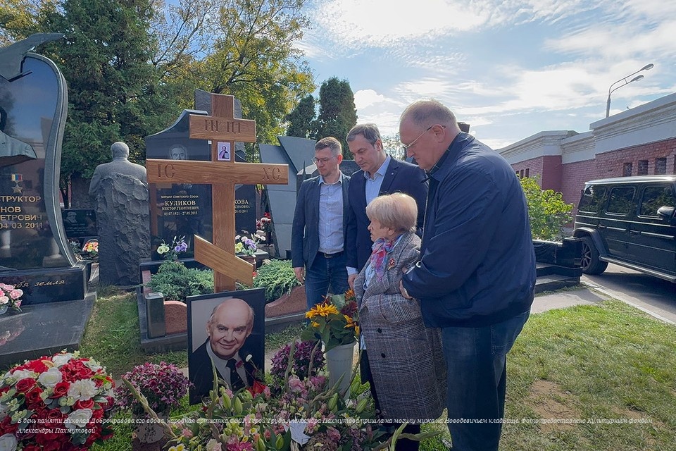    В день памяти Николая Добронравова его вдова, народная артистка СССР, Герой Труда Александра Пахмутова пришла на могилу мужа на Новодевичьем кладбище. Фото предоставлено Культурным фондом Александры Пахмутовой