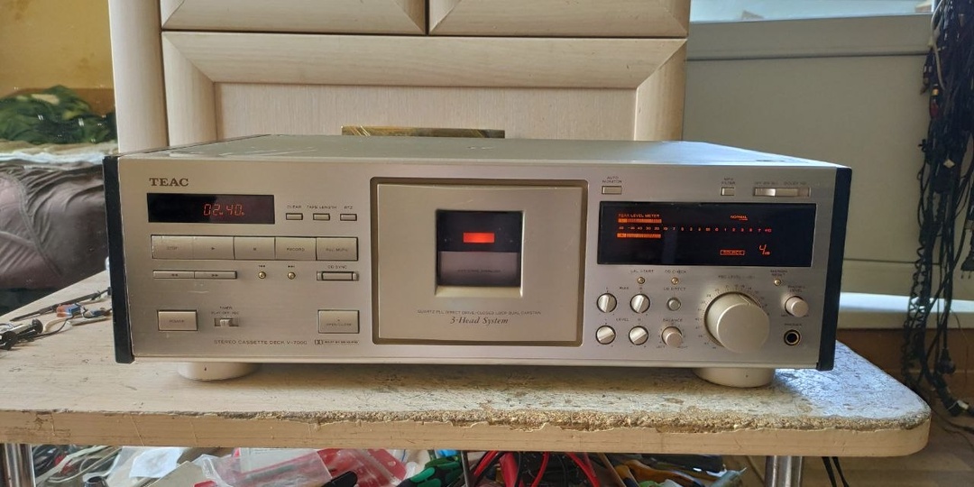 Teac V-7000.И снова Тиэк, ещё один, что то зачастили они, так и самому можно нервный тик получить🤪.Моделька постарше и это хорошо, основной