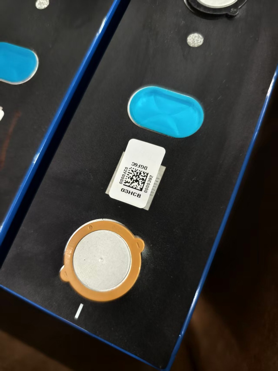 Заводская QR-маркировка на LiFePO4-ячейке