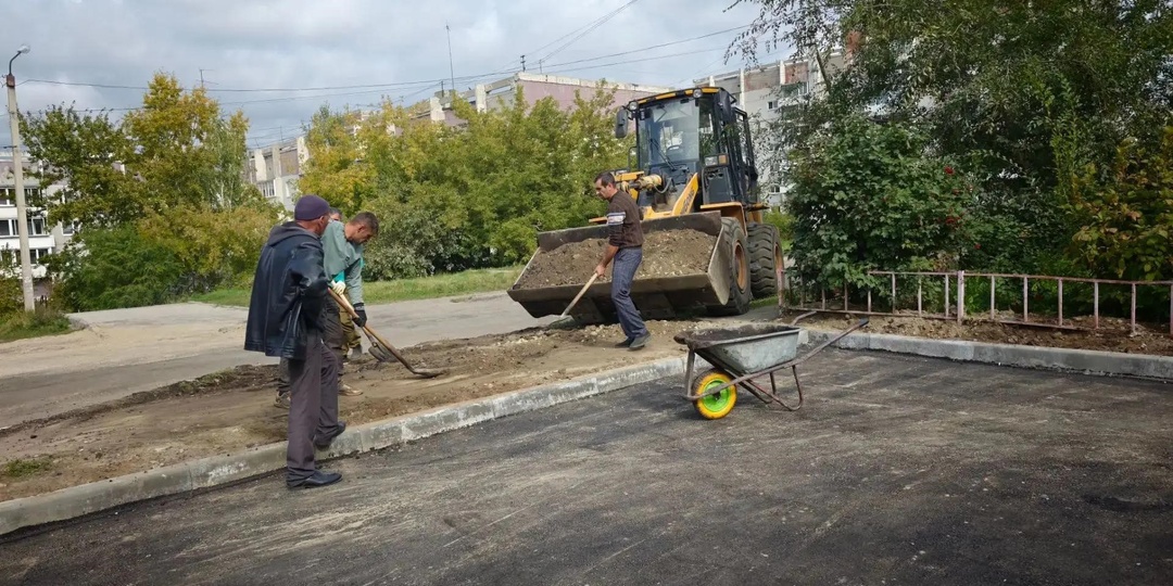 В Иркутске депутаты помогают обновлять дороги, лестницы и дворы: работы идут в четырех округах