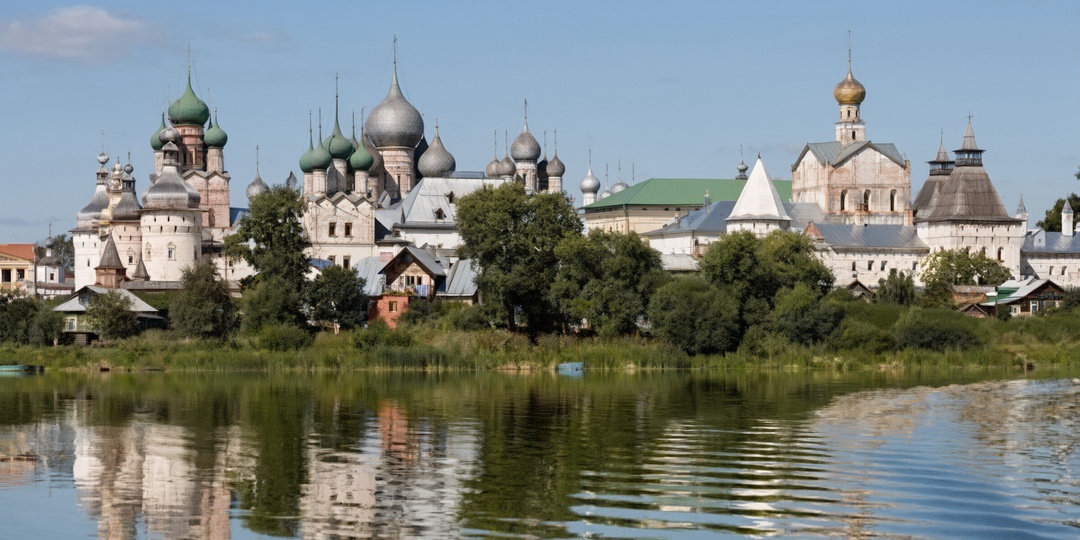Здесь снимали погоню из Ивана Васильевича. Но этот кремль не защищал никогда и никого
