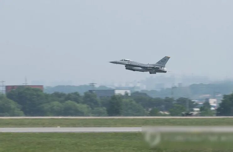 Истребитель F-16 разбился в Мичигане, пилот катапультировался