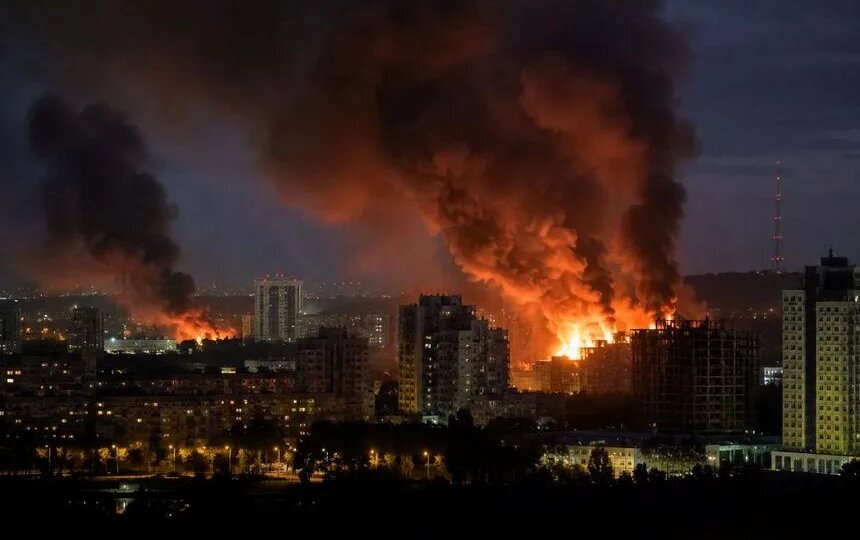 ТЦ «Амстор» загорелся после удара БПЛА в Запорожье