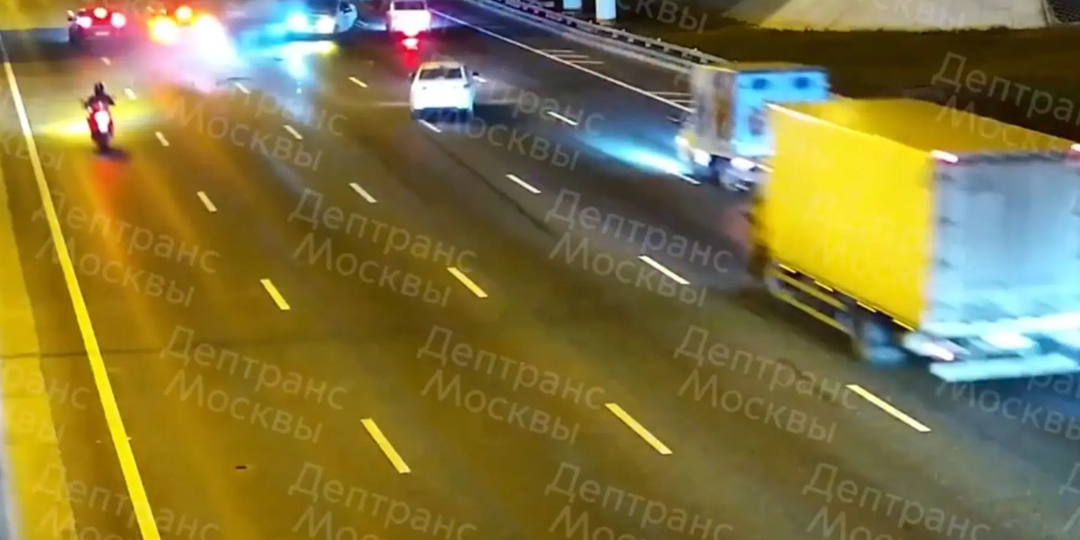 На МКАД произошло массовое ДТП, столкновение попало на видео