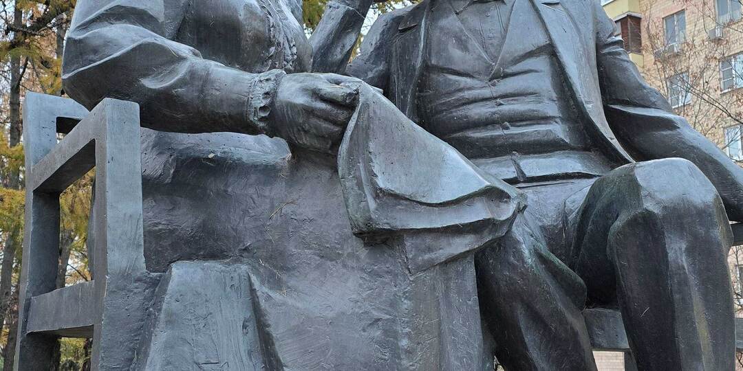 Последний, но самый романтический памятник Ленину и Крупской в Москве: тайны и смыслы