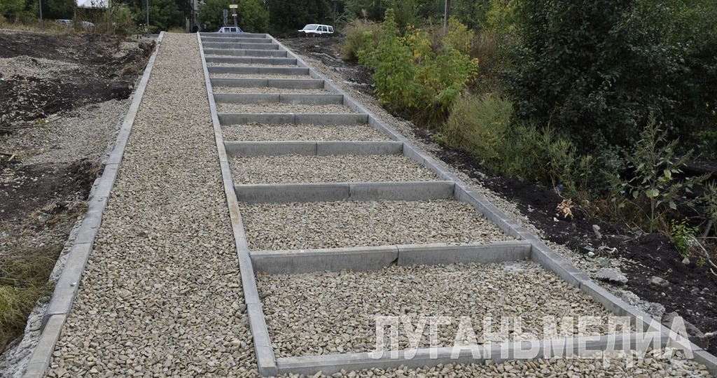 В Красном Луче продолжается благоустройство парковой зоны микрорайонов