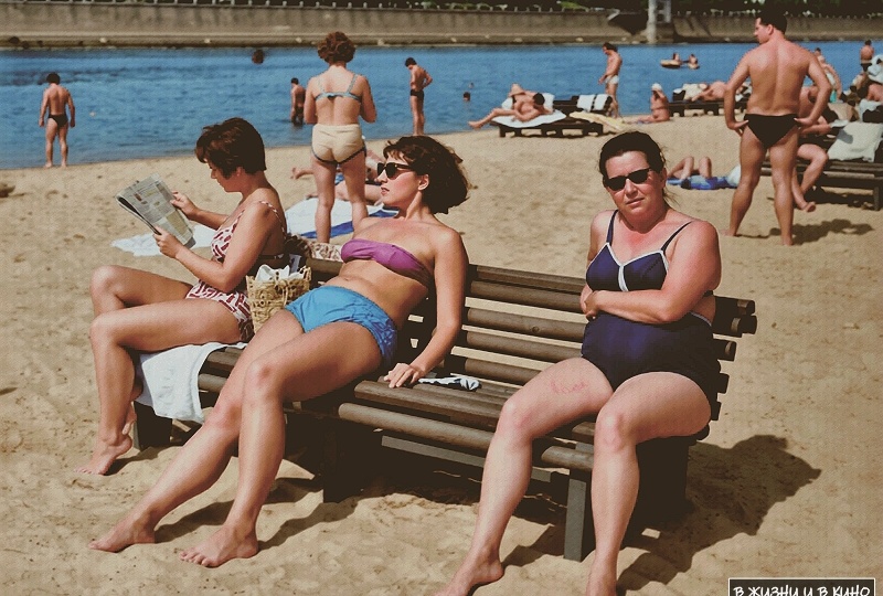12 фотографий из советской эпохи: пляжи, рынки, мода, ценные покупки и многое другое