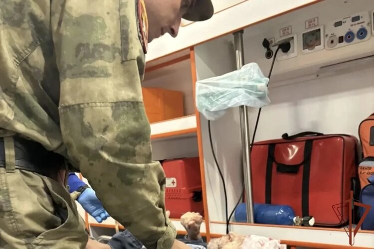 В НСО курсанты Росгвардии спасли пенсионера, упавшего с лестницы на избирательном участке