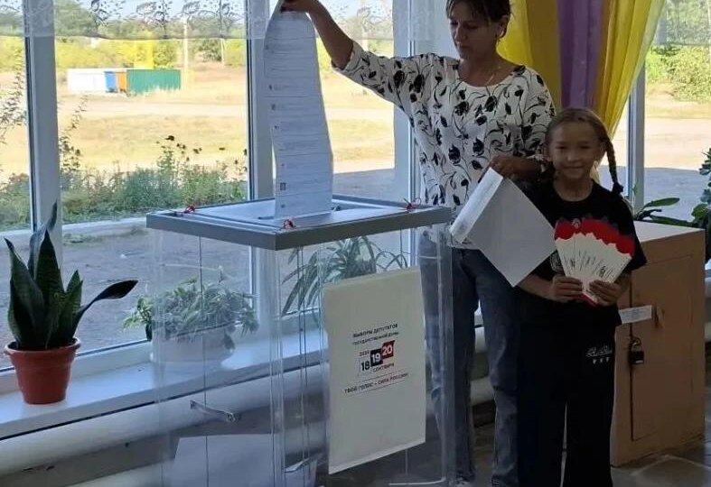 Вдова участника СВО пришла на избирательный участок