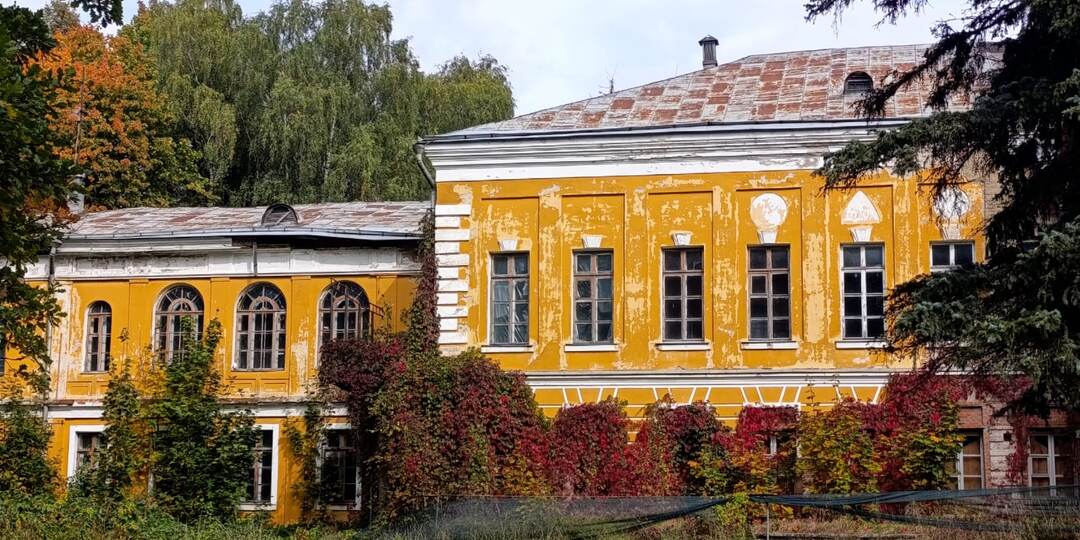 Суханово: усадьба Волконских и тайна надгробий у аутентичного мавзолея