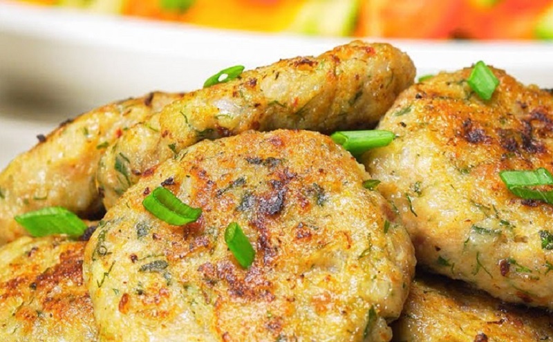 Готовим гору сочных куриных котлет из небольшого количества мяса