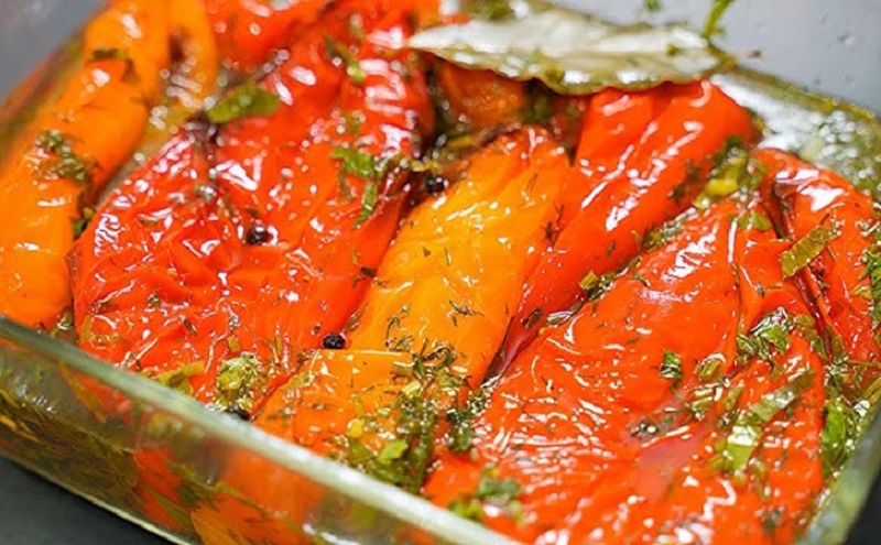 Сочный маринованный перец с зеленью и чесноком
