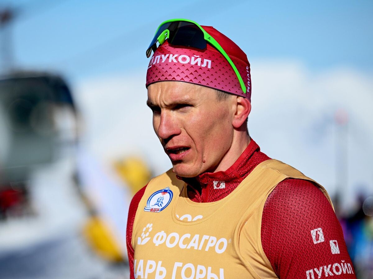  Александр Большунов после финиша в забеге на 10 км свободным стилем с масс-старта среди мужчин в финале Кубка России по лыжным гонкам в Кировске. | © РИА Новости / Максим Блинов