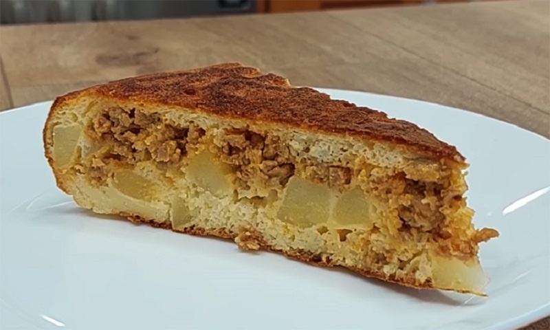 Заливной пирог с мясом и картофелем на сковороде без духовки