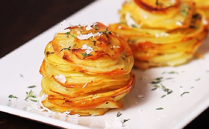 Картофель с хрустящей корочкой и ароматом чеснока – настоящий ресторанный гарнир к любому блюду