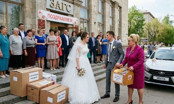 Подарки на свадьбу заберет моя мама, она больше всех на нас потратила — объявил жених прямо у загса