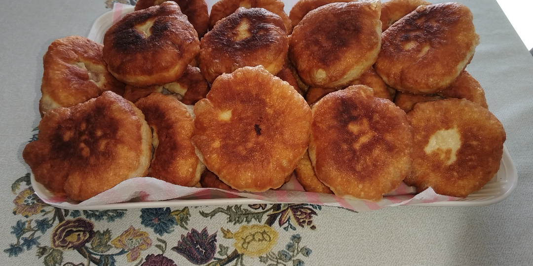 Беляши с фаршем на сковороде — это сытное и вкусное блюдо.