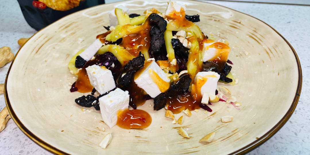 Невероятно вкусный и полезный салат из свёклы, манго, чернослива и фетаксы