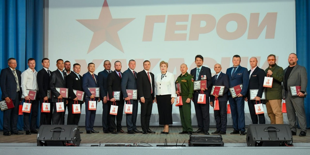 Вручил дипломы участникам проекта «Герои Хакасии