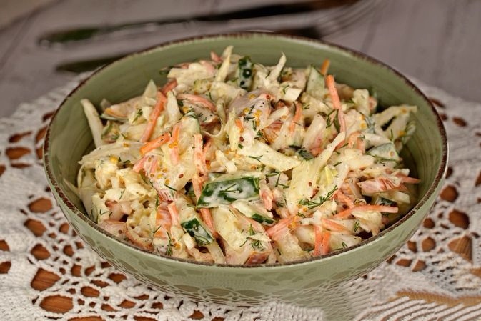 Салат из овощей с курицей.